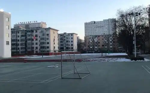 哈爾濱市第十二中學(xué)校是公立還是私立,是重點(diǎn)中學(xué)嗎？