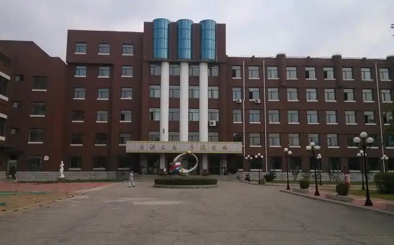 沈陽市遼中區(qū)第一高級中學是公立還是私立,是重點中學嗎？