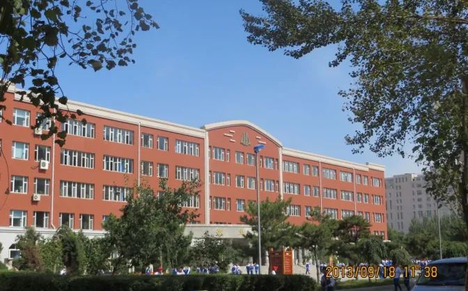 長春市十一高中是公立還是私立,是重點中學嗎？