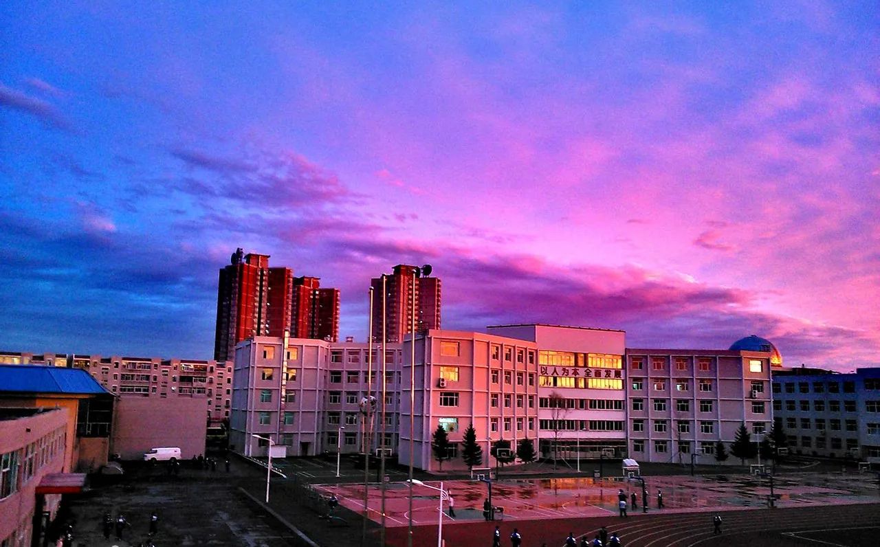 長(zhǎng)春汽車經(jīng)濟(jì)技術(shù)開發(fā)區(qū)第六中學(xué)是公立還是私立,是重點(diǎn)中學(xué)嗎？