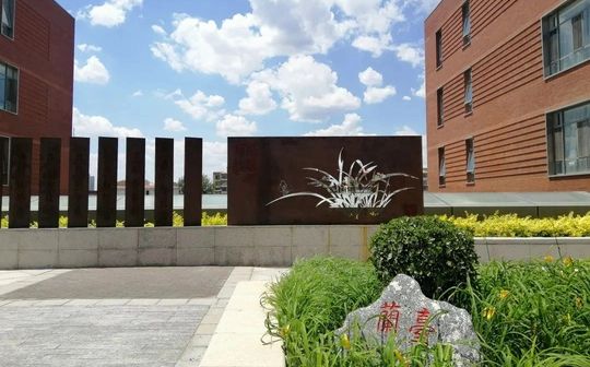 天津市第四中學(xué)是公立還是私立,是重點(diǎn)中學(xué)嗎？