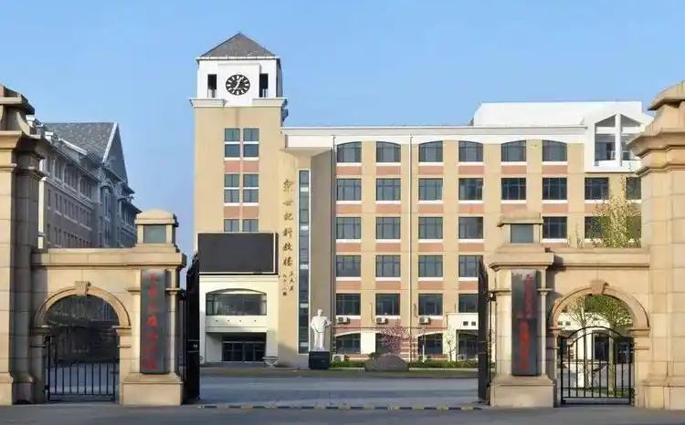 天津外國語學校是公立還是私立,是重點中學嗎？