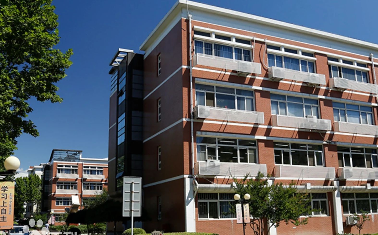 天津市第二中學(xué)是公立還是私立,是重點(diǎn)中學(xué)嗎？