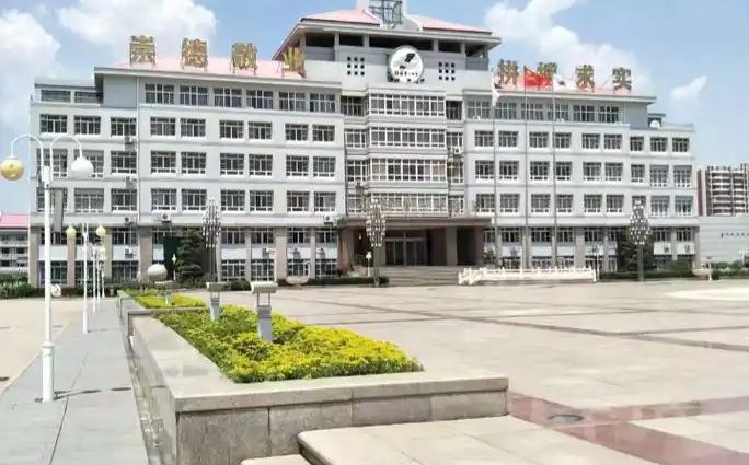 天津市靜海區(qū)第一中學(xué)是公立還是私立,是重點(diǎn)中學(xué)嗎？