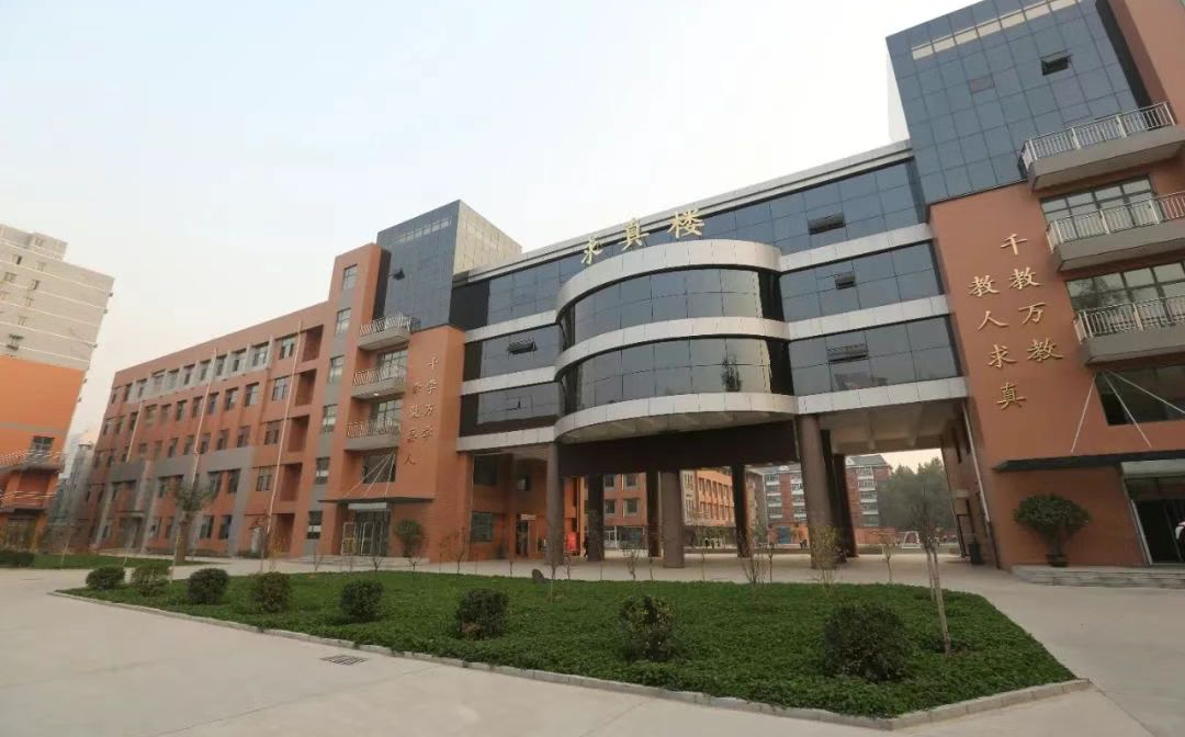 石家莊市第四中學(xué)是公立還是私立,是重點(diǎn)中學(xué)嗎？