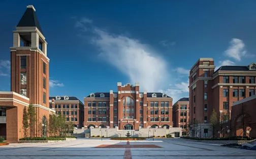 山東省青島第九中學(xué)是公立還是私立,是重點中學(xué)嗎？