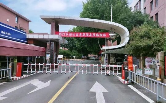 山東省濟(jì)鋼高級(jí)中學(xué)校區(qū)在哪_在什么區(qū)？