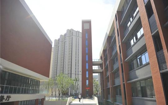 山東省濟(jì)鋼高級(jí)中學(xué)是公立還是私立,是重點(diǎn)中學(xué)嗎？