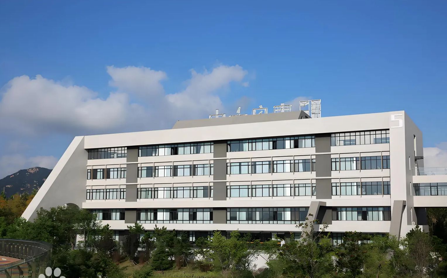 山東省青島第六中學是公立還是私立,是重點中學嗎？