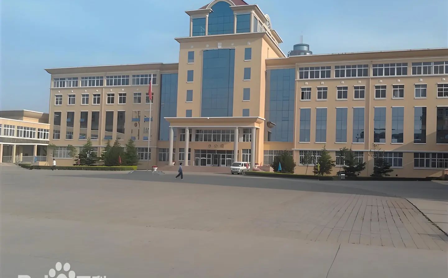 青島西海岸新區(qū)第一高級中學(xué)是公立還是私立,是重點中學(xué)嗎？