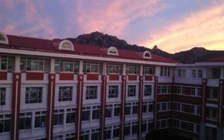 青島西海岸新區(qū)致遠(yuǎn)中學(xué)簡(jiǎn)介概況（建校歷史、地址、師資、校訓(xùn)、環(huán)境）