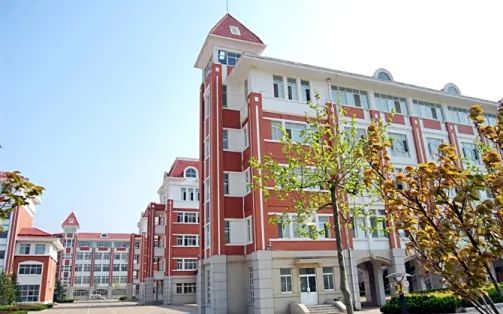 青島西海岸新區(qū)致遠(yuǎn)中學(xué)簡(jiǎn)介概況（建校歷史、地址、師資、校訓(xùn)、環(huán)境）