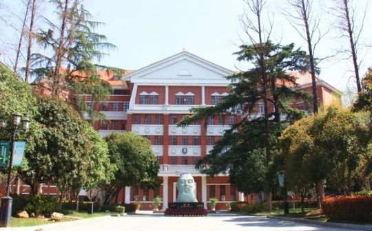 武漢市第六中學(xué)是公立還是私立,是重點中學(xué)嗎？