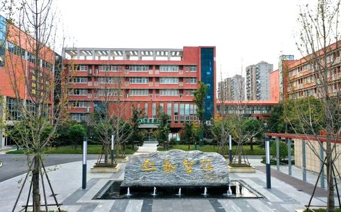 武漢市漢鐵高級(jí)中學(xué)是公立還是私立,是重點(diǎn)中學(xué)嗎？