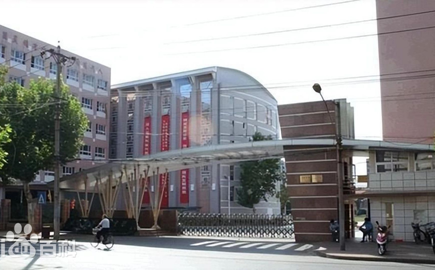 武漢市第十二中學(xué)是公立還是私立,是重點(diǎn)中學(xué)嗎？