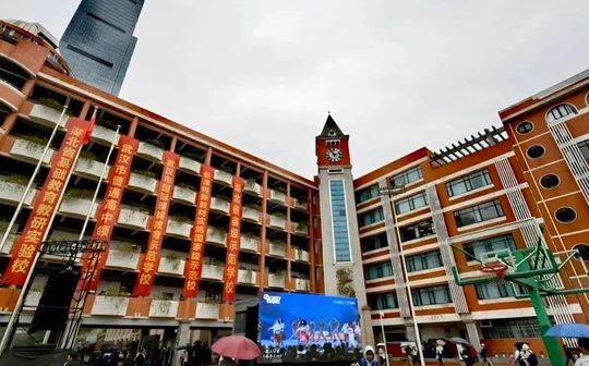 武漢市第十九中學(xué)是公立還是私立,是重點(diǎn)中學(xué)嗎？