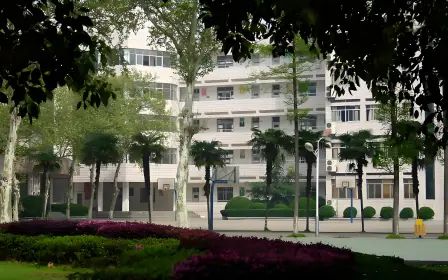 武漢市第十一中學(xué)是公立還是私立,是重點(diǎn)中學(xué)嗎？