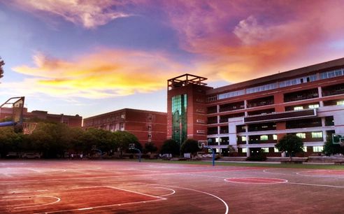 武漢中學(xué)是公立還是私立,是重點(diǎn)中學(xué)嗎？