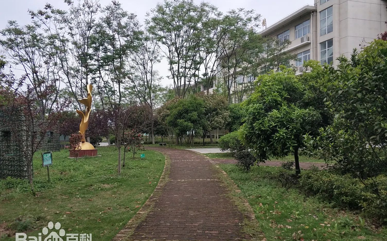 武漢市漢南第一中學(xué)是公立還是私立,是重點(diǎn)中學(xué)嗎？