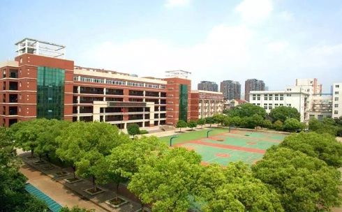 武漢市新洲區(qū)第一中學(xué)是公立還是私立,是重點(diǎn)中學(xué)嗎？