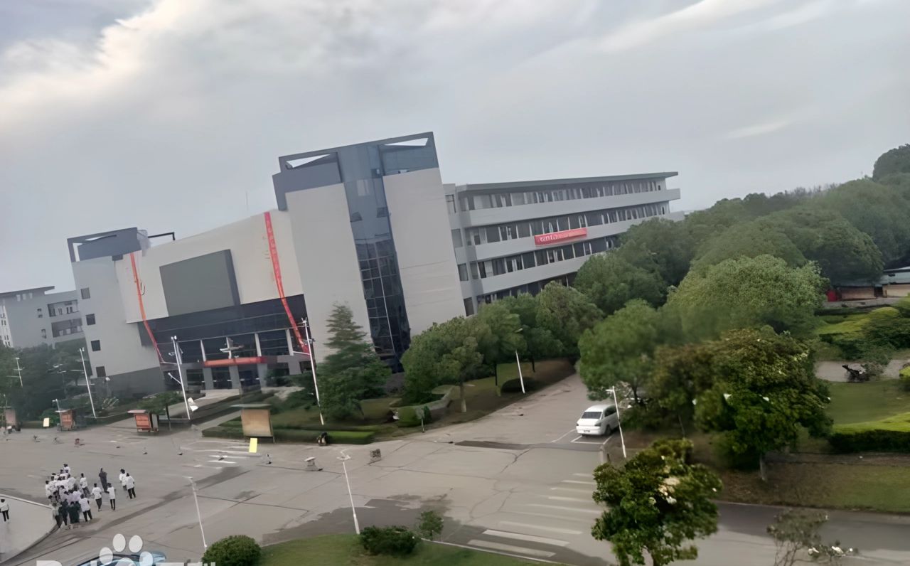 武漢市黃陂區(qū)第一中學(xué)簡介概況（建校歷史、地址、師資、校訓(xùn)、環(huán)境）