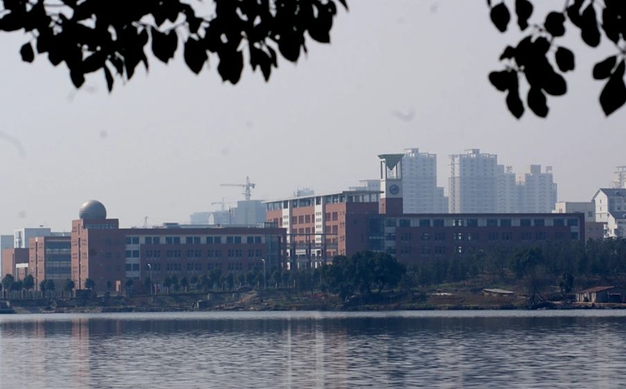 華中科技大學(xué)附屬中學(xué)是公立還是私立,是重點(diǎn)中學(xué)嗎？