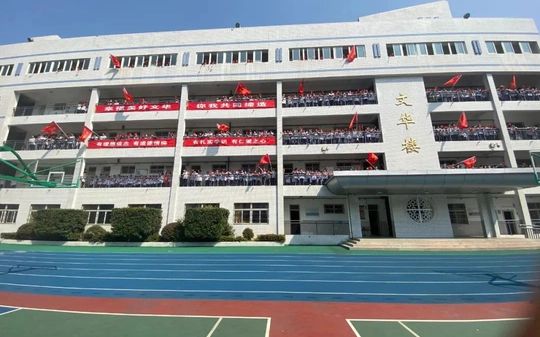 武昌文華中學(xué)是公立還是私立,是重點(diǎn)中學(xué)嗎？