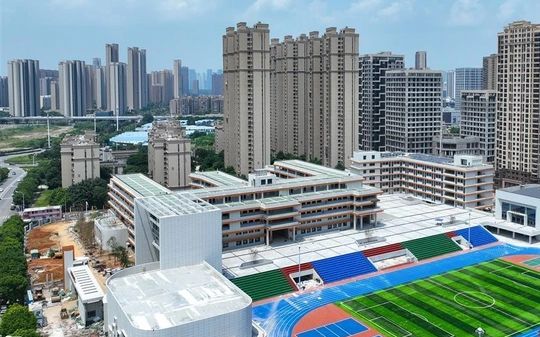 武漢市長虹中學(xué)是公立還是私立,是重點(diǎn)中學(xué)嗎？