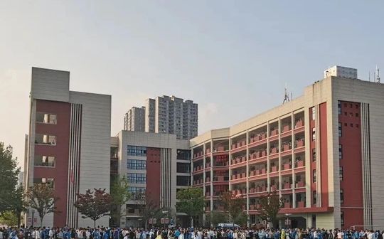 武漢市馬房山中學(xué)是公立還是私立,是重點(diǎn)中學(xué)嗎？