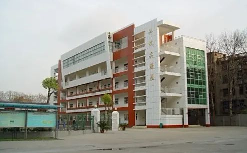 武漢市鋼城第四中學(xué)簡介概況（建校歷史、地址、師資、校訓(xùn)、環(huán)境）