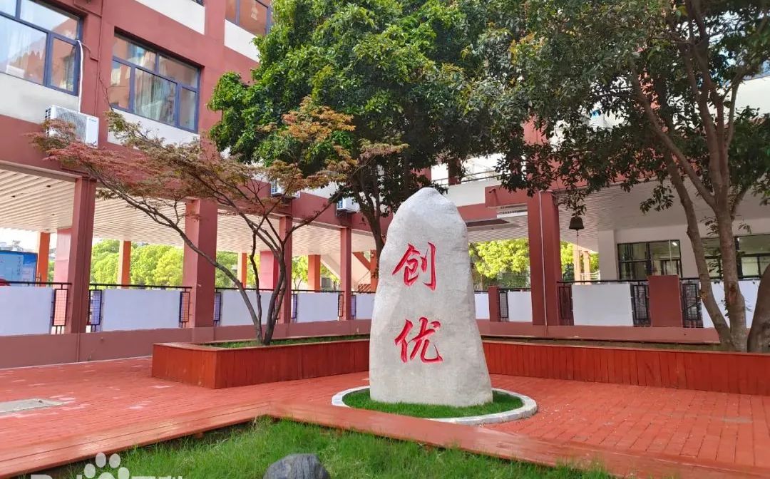 武漢市鋼都中學(xué)是公立還是私立,是重點中學(xué)嗎？