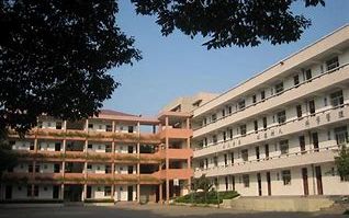 武漢市鋼城第十六中學(xué)是公立還是私立,是重點(diǎn)中學(xué)嗎？