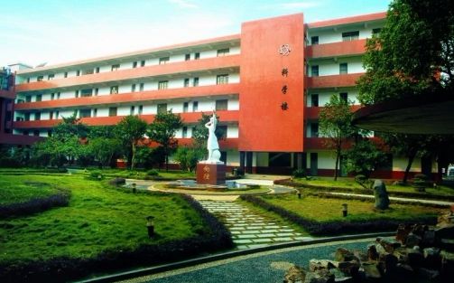 湖南師范大學(xué)附屬中學(xué)簡(jiǎn)介概況（建校歷史、地址、師資、校訓(xùn)、環(huán)境）