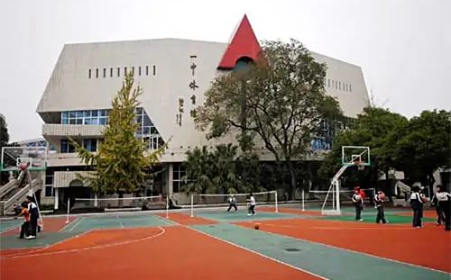 湖南省長沙市第一中學(xué)是公立還是私立,是重點中學(xué)嗎？