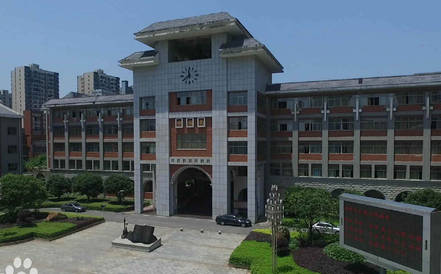 長(zhǎng)沙市明德中學(xué)是公立還是私立,是重點(diǎn)中學(xué)嗎？