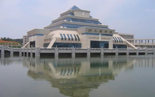 長(zhǎng)沙市周南中學(xué)是公立還是私立,是重點(diǎn)中學(xué)嗎？