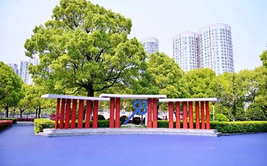 麓山國(guó)際實(shí)驗(yàn)學(xué)校是公立還是私立,是重點(diǎn)中學(xué)嗎？