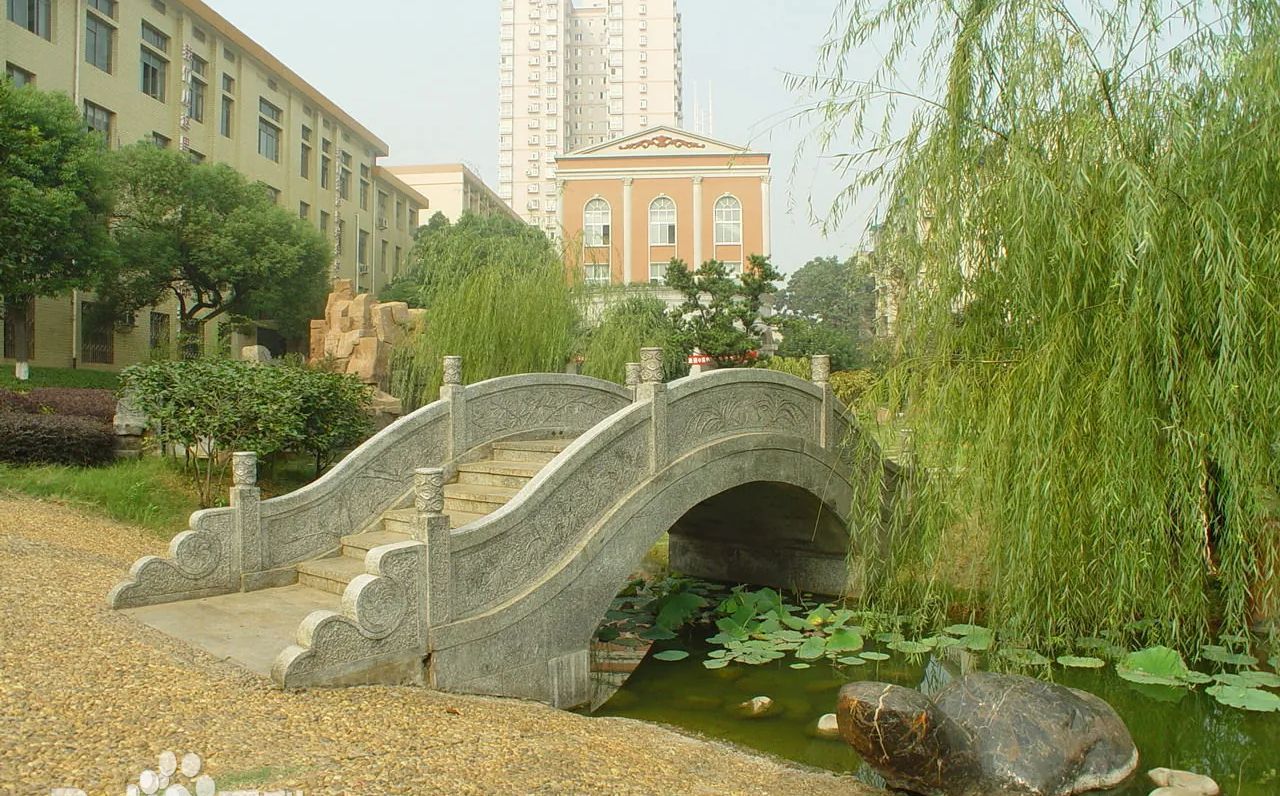 長(zhǎng)沙市第十一中學(xué)是公立還是私立,是重點(diǎn)中學(xué)嗎？