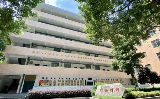 長沙鐵路第一中學(xué)是公立還是私立,是重點中學(xué)嗎？