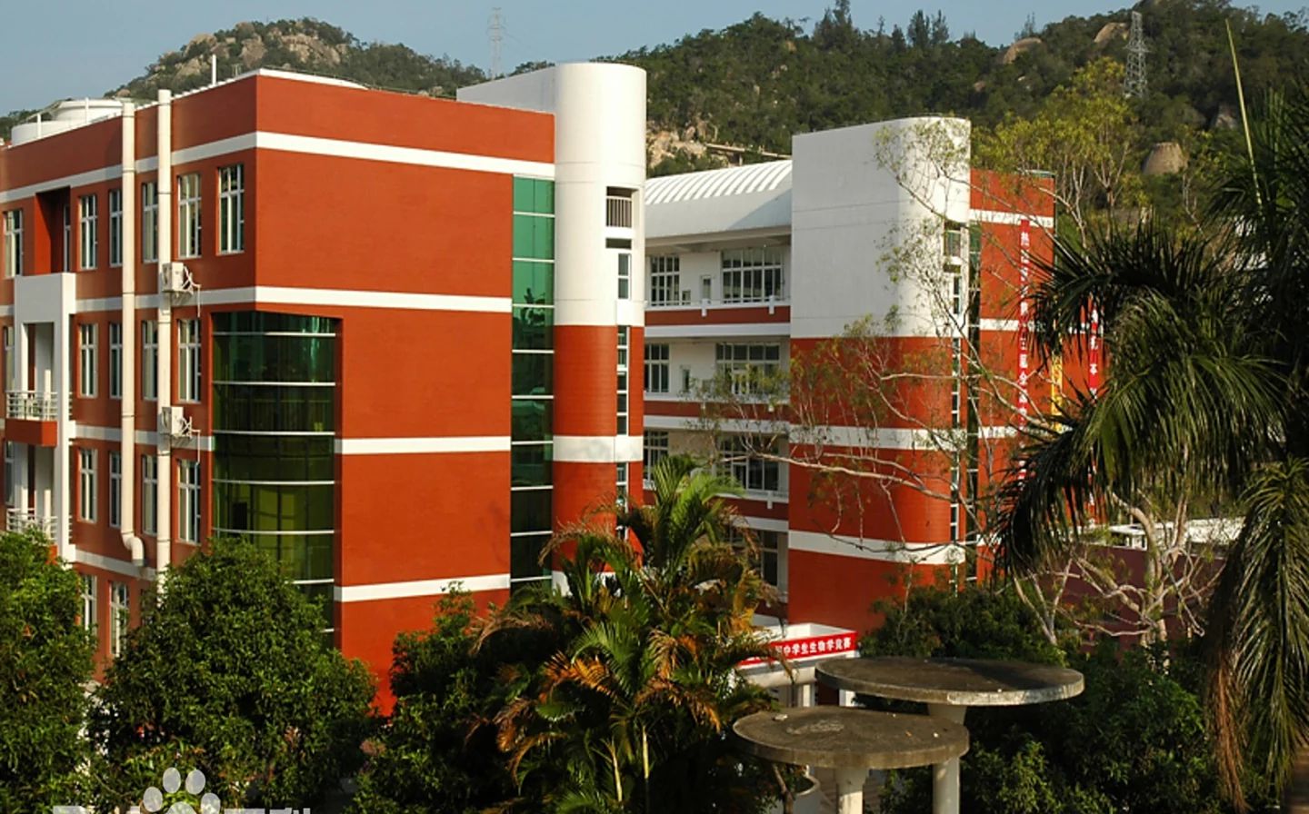 福建省廈門第一中學(xué)是公立還是私立,是重點中學(xué)嗎？