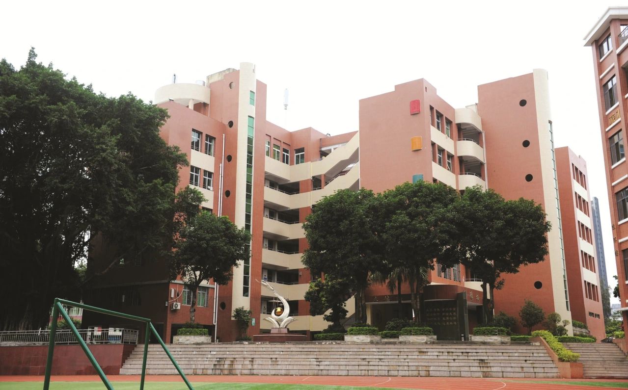 福建省福州第十中學(xué)是公立還是私立,是重點(diǎn)中學(xué)嗎？