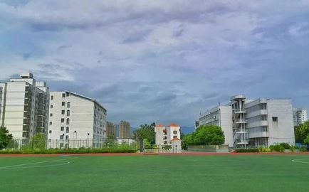 福建省長樂第二中學是公立還是私立,是重點中學嗎？