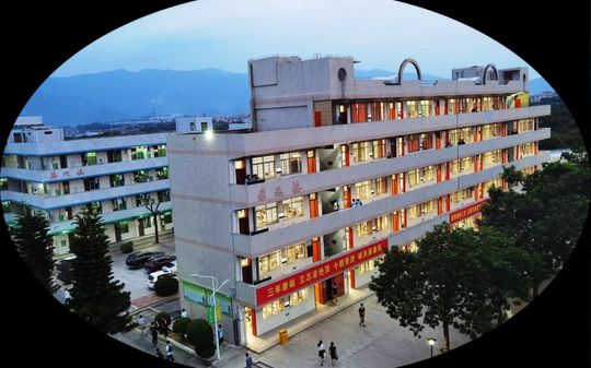 廈門市五顯中學是公立還是私立,是重點中學嗎？