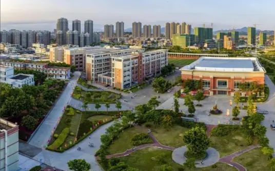 廈門市新店中學(xué)簡介概況（建校歷史、地址、師資、校訓(xùn)、環(huán)境）