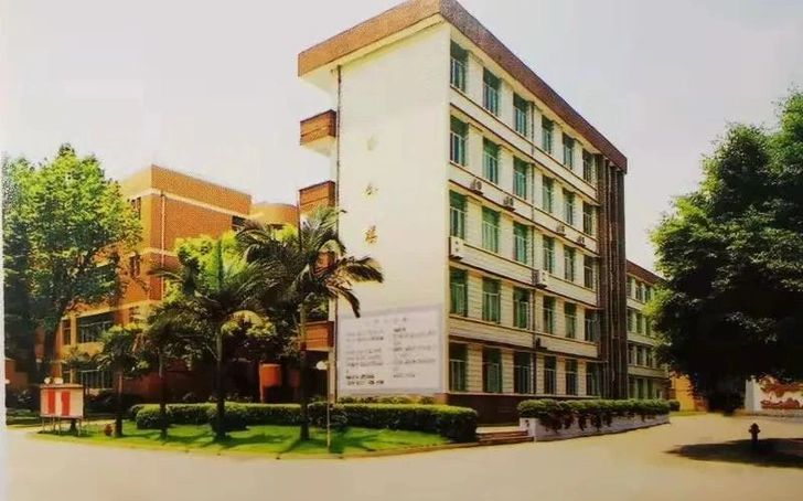 福建省福州第二中學(xué)是公立還是私立,是重點(diǎn)中學(xué)嗎？