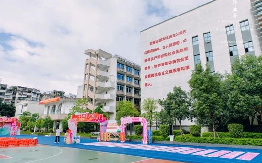 福建省福州第十八中學(xué)是公立還是私立,是重點中學(xué)嗎？