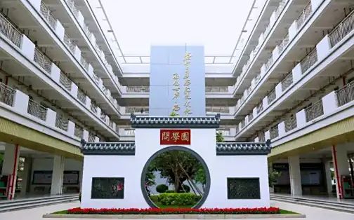 深圳市新安中學(xué)是公立還是私立,是重點(diǎn)中學(xué)嗎？