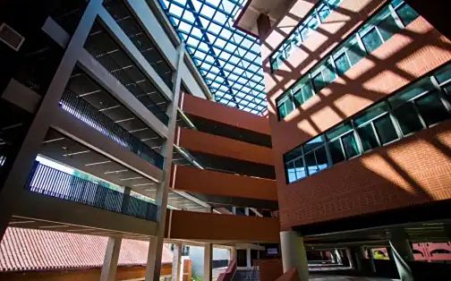 東北師范大學(xué)附屬中學(xué)深圳學(xué)校是公立還是私立,是重點中學(xué)嗎？