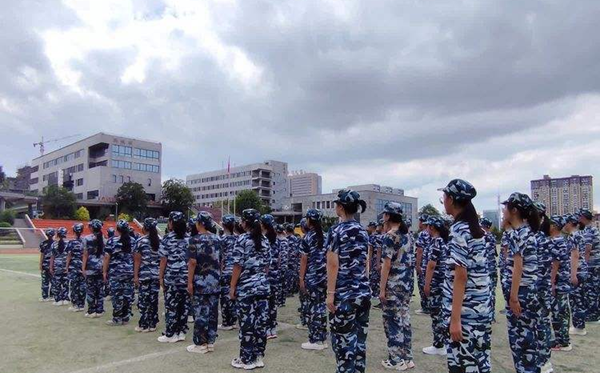 高中軍訓(xùn)要住校嗎,高一新生軍訓(xùn)都有什么項(xiàng)目